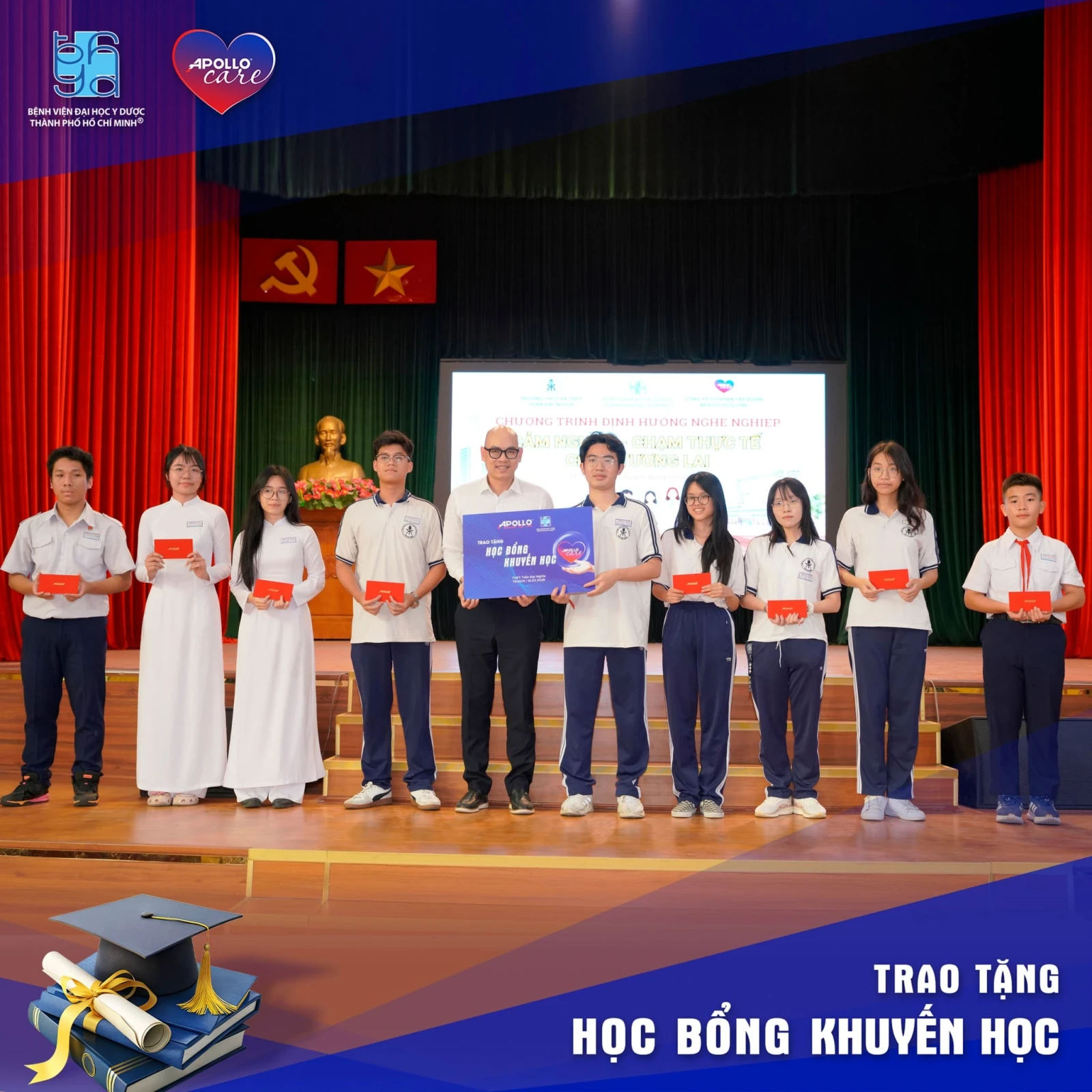 Đại diện Apollo Care trao học bổng cho các em học sinh trường THPT Trần Đại Nghĩa